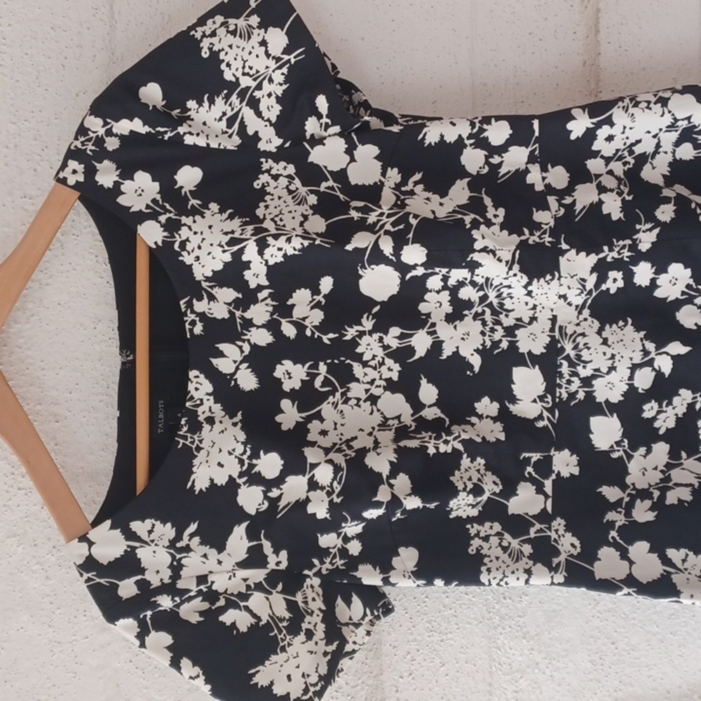 Talbots Black and White Floral Bateau Neckline Short Sleeve Sheath Dress Size 4 - Picture 3 of 14